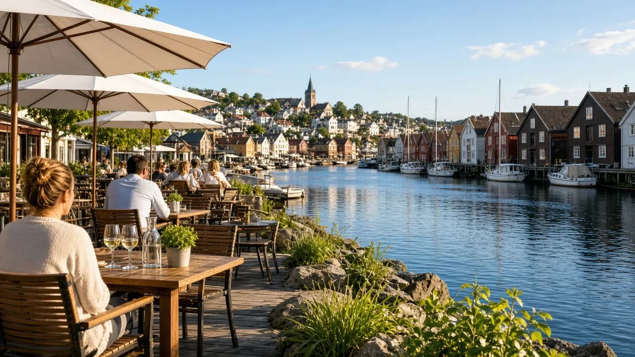 Solfylt uteservering ved brygga om sommeren
